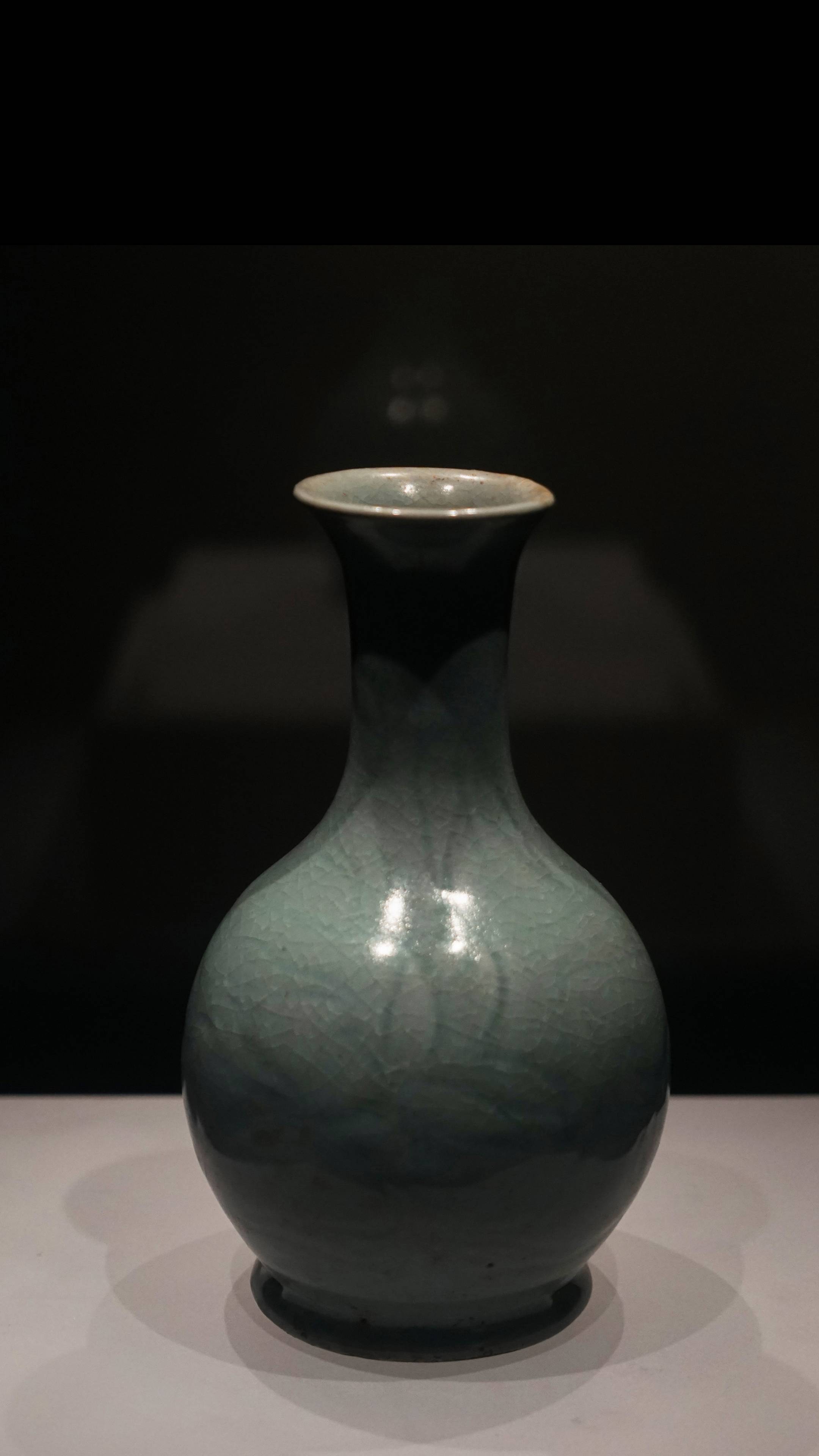 每日一宝 | 汝窑天蓝釉刻花鹅颈瓶 汝瓷生产的巅峰之作